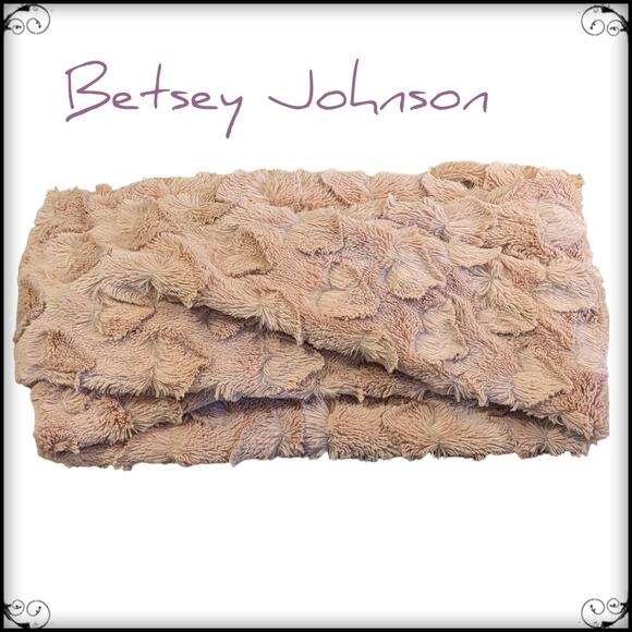 ♥️ BETSEY JOHNSON Dusty Rose Infinity Scarf Allover Heart Print Pink Fur Wrap - Picture 1 of 5